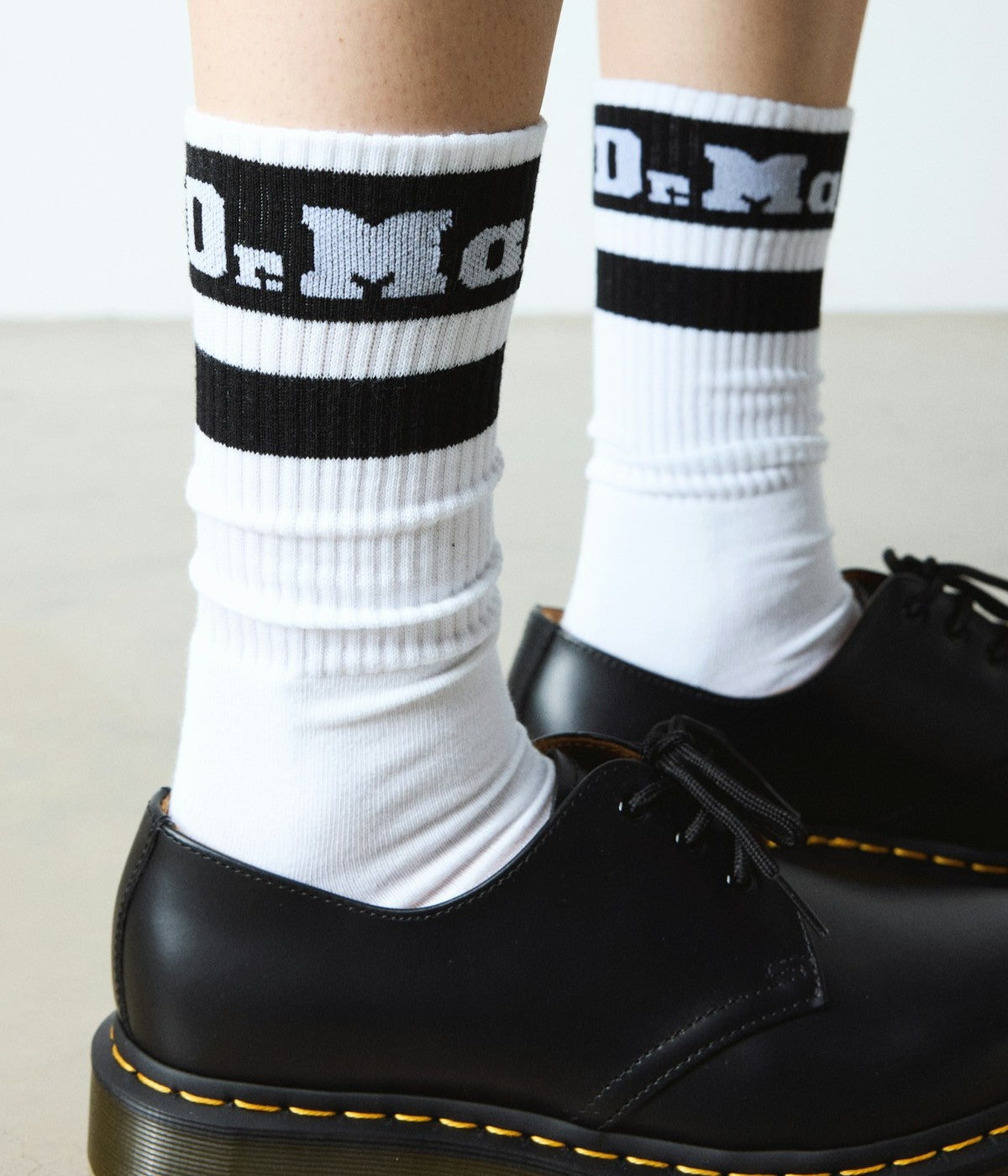 #color_White / Black