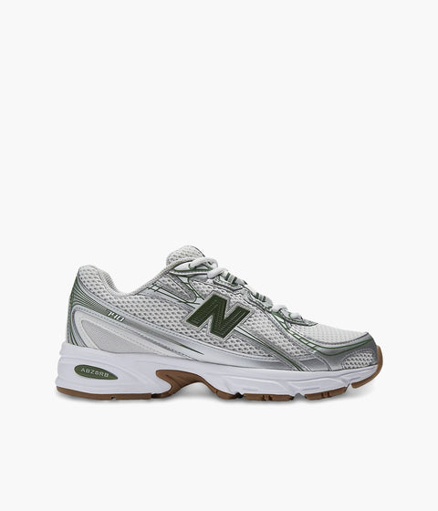 #color_Grey Matter with Dark Alpine Green and Reflection