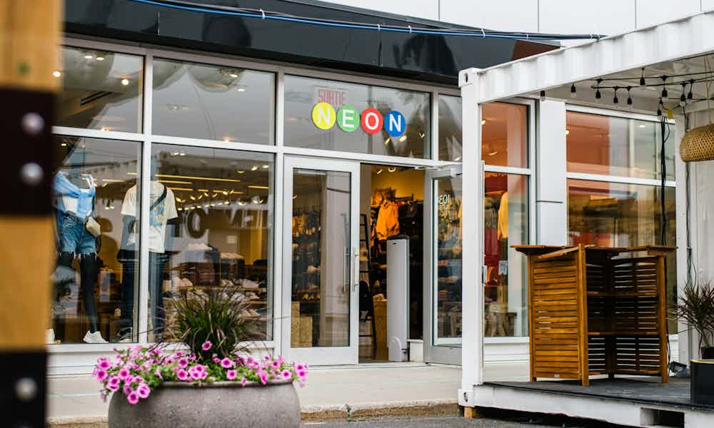 NEON DIX30 Store | Brossard Footwear & Clothing | NEON Canada